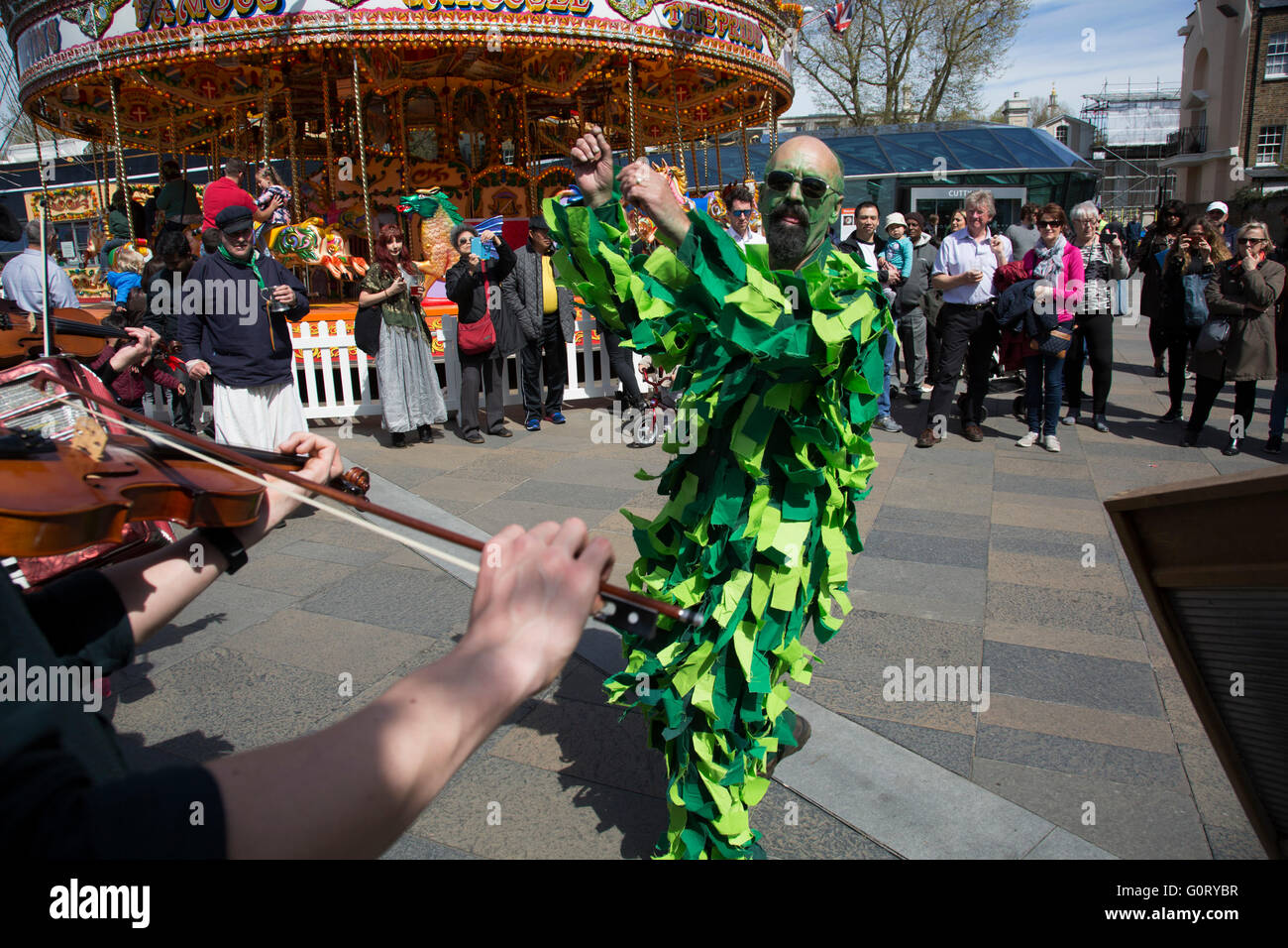 Giorno Di Maggio Custom Di Jack Deptford Nel Verde Un Uomo Racchiusi In Un Quadro Completamente Coperto Di Vegetazione E Uno Dei Meno Noti Rivisitazioni Moderne Dalla Blackheath Morris Uomini Di Inglese
