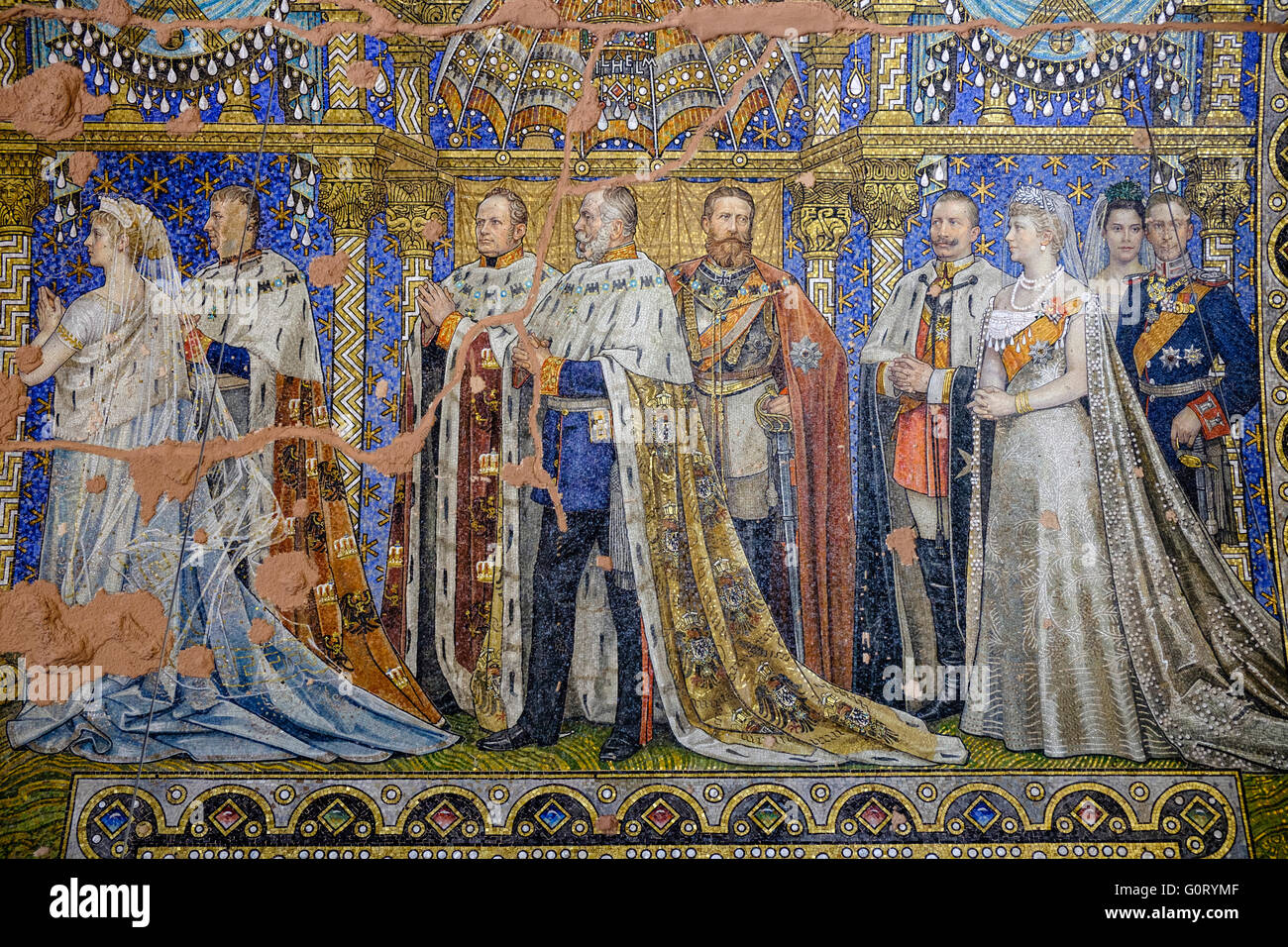 Dettaglio del mosaico ornati sulla parete del Kaiser Wilhelm Memorial Church (Gedachtniskirche) interni sul Kurfurstendamm, Berlino, Germania Foto Stock