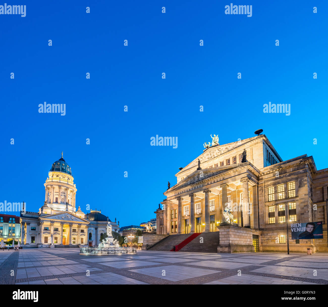 Deutsche Dom e Konzerthaus in piazza Gendarmenmarkt in serata nel quartiere Mitte Berlino Germania Foto Stock