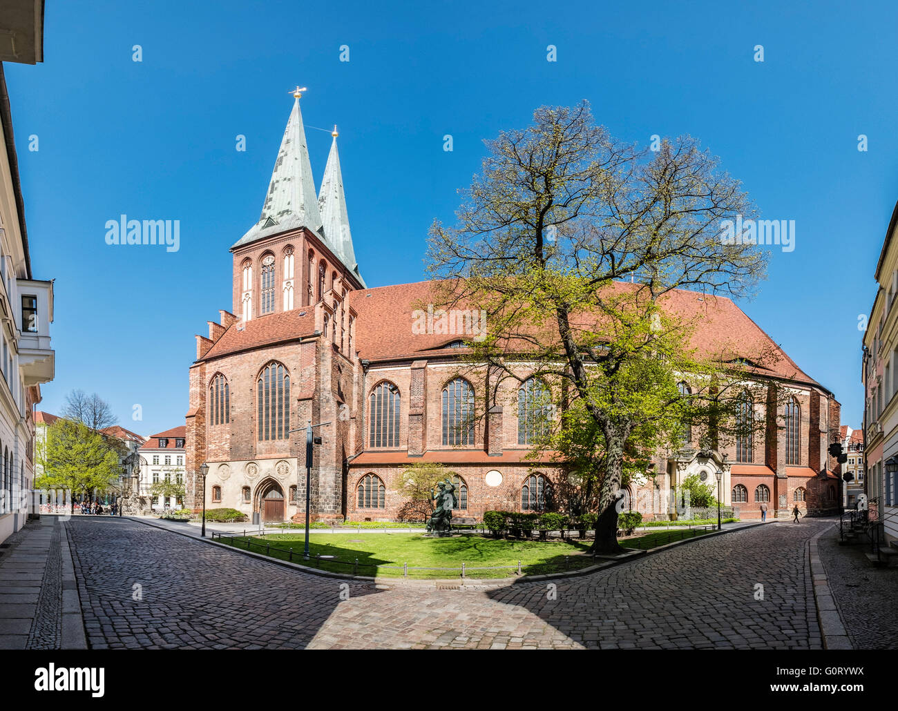 Vista della Nikolaikirche, Nikolai Chiesa, nello storico Nikolaiviertel nel quartiere Mitte Berlino Germania Foto Stock