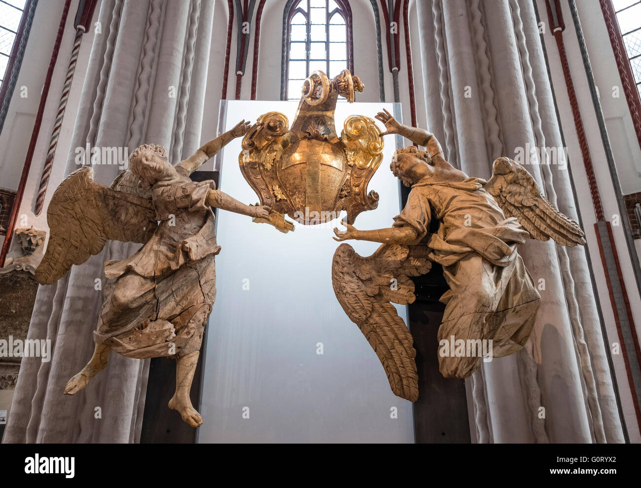 Vista della vecchia pietra statue cherubino nella Nikolaikirche, Nikolai Chiesa, nello storico Nikolaiviertel nel quartiere Mitte Berlino Germania Foto Stock