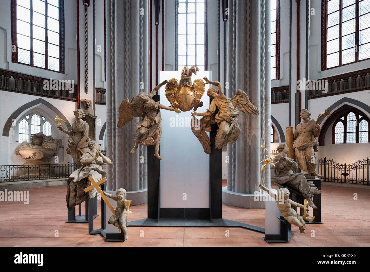 Vista della vecchia pietra statue cherubino nella Nikolaikirche, Nikolai Chiesa, nello storico Nikolaiviertel nel quartiere Mitte Berlino Germania Foto Stock