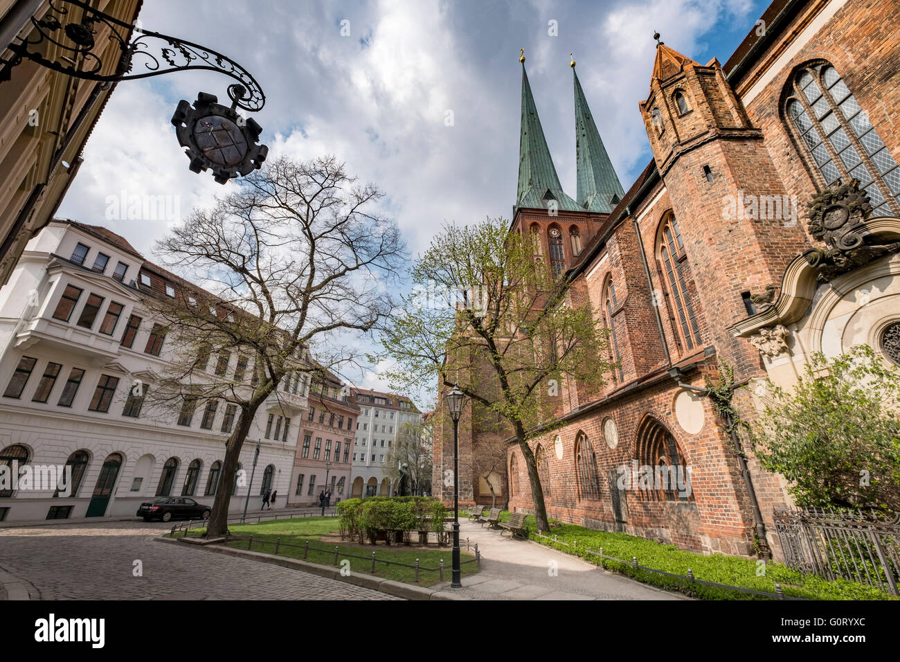 Vista della Nikolaikirche, Nikolai Chiesa, nello storico Nikolaiviertel nel quartiere Mitte Berlino Germania Foto Stock