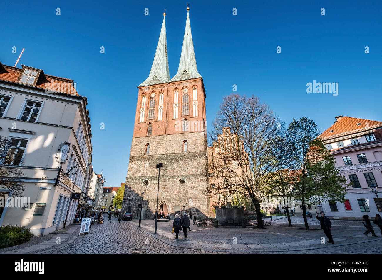 Vista della Nikolaikirche, Nikolai Chiesa, nello storico Nikolaiviertel nel quartiere Mitte Berlino Germania Foto Stock