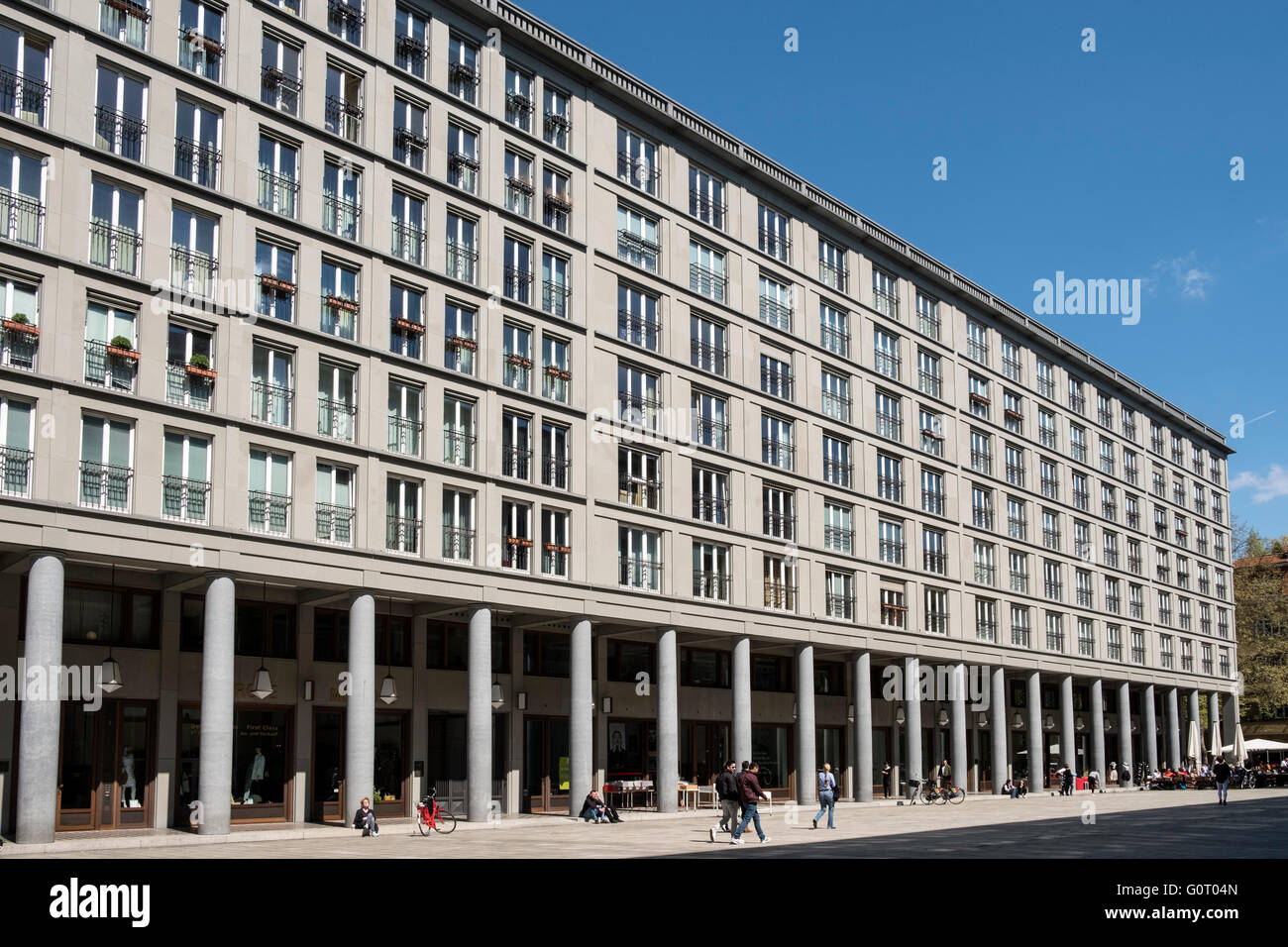 Sistemazione di blocco di appartamenti e piazza con negozi e ristoranti a Walter-Benjamin Platz a Charlottenburg Berlino Germania Foto Stock