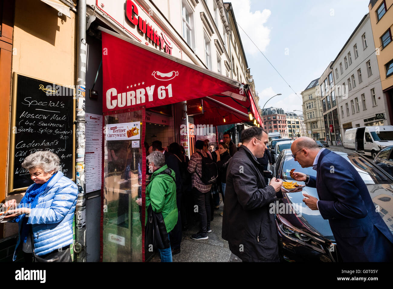 Occupato Curry 61 currywurst fast food ristorante nel quartiere Mitte Berlino Germania Foto Stock