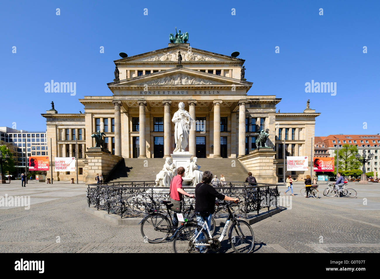 Konzerthaus e Schiller statua in piazza Gendarmenmarkt a Mitte Berlino Germania Foto Stock