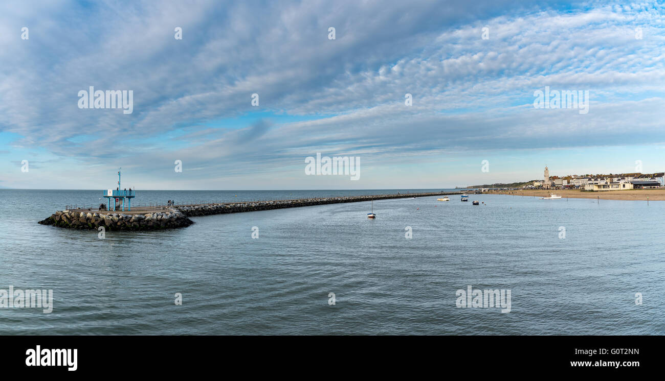 Nettuno, braccio di un frangiflutti protegge il porto di Herne Bay, Kent, Regno Unito. Foto Stock