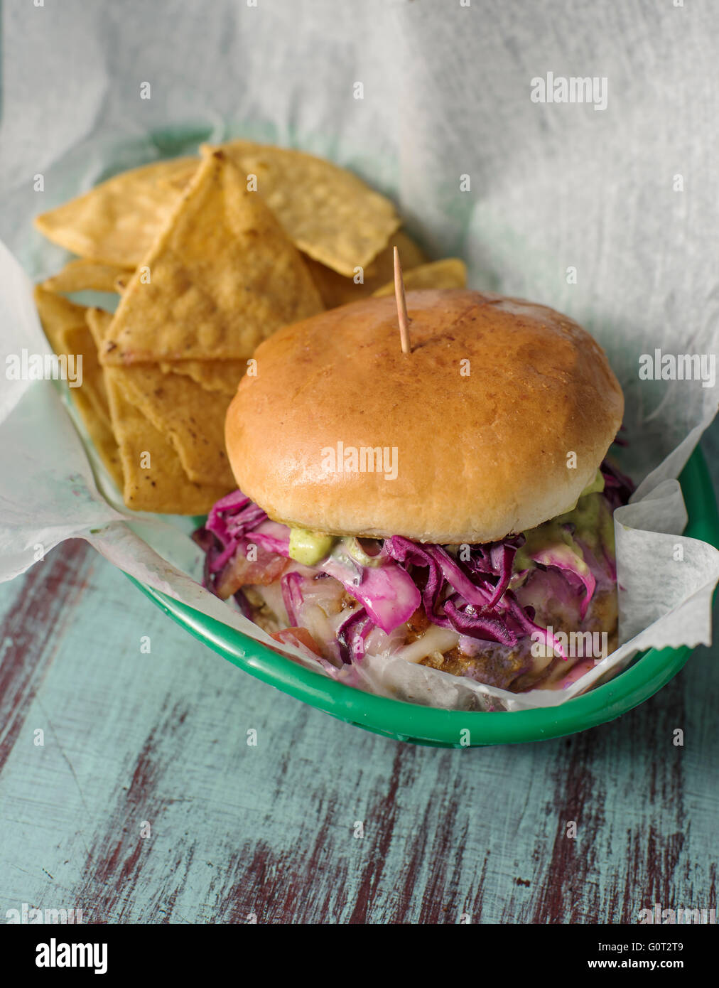 Hamburger ans tortilla chips in un ristorante messicano Foto Stock