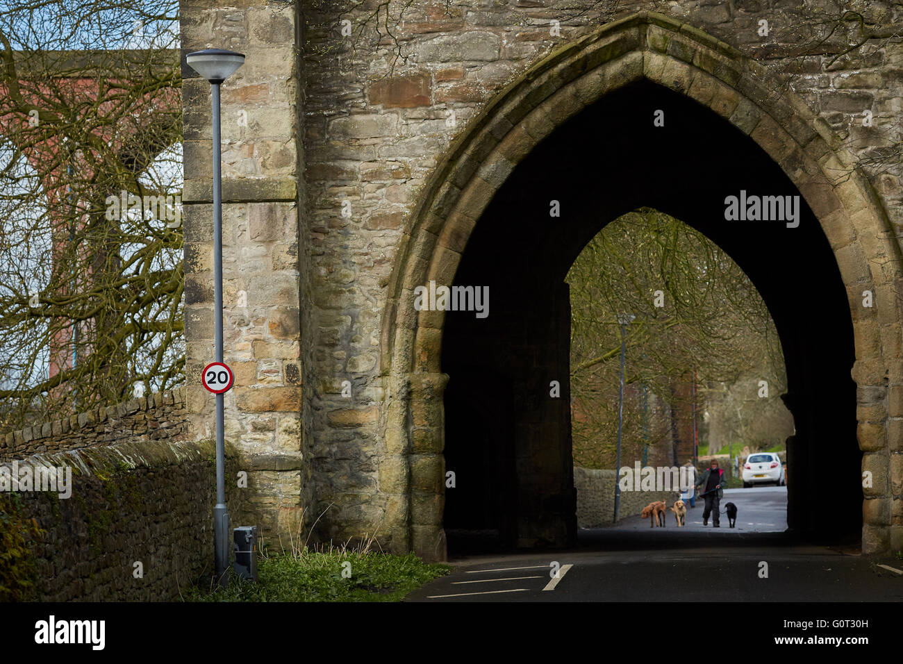 Whalley un grande villaggio in Ribble Valley sulle rive del fiume Calder nel Lancashire. Whalley rovine Gateway drive arcata ca Foto Stock