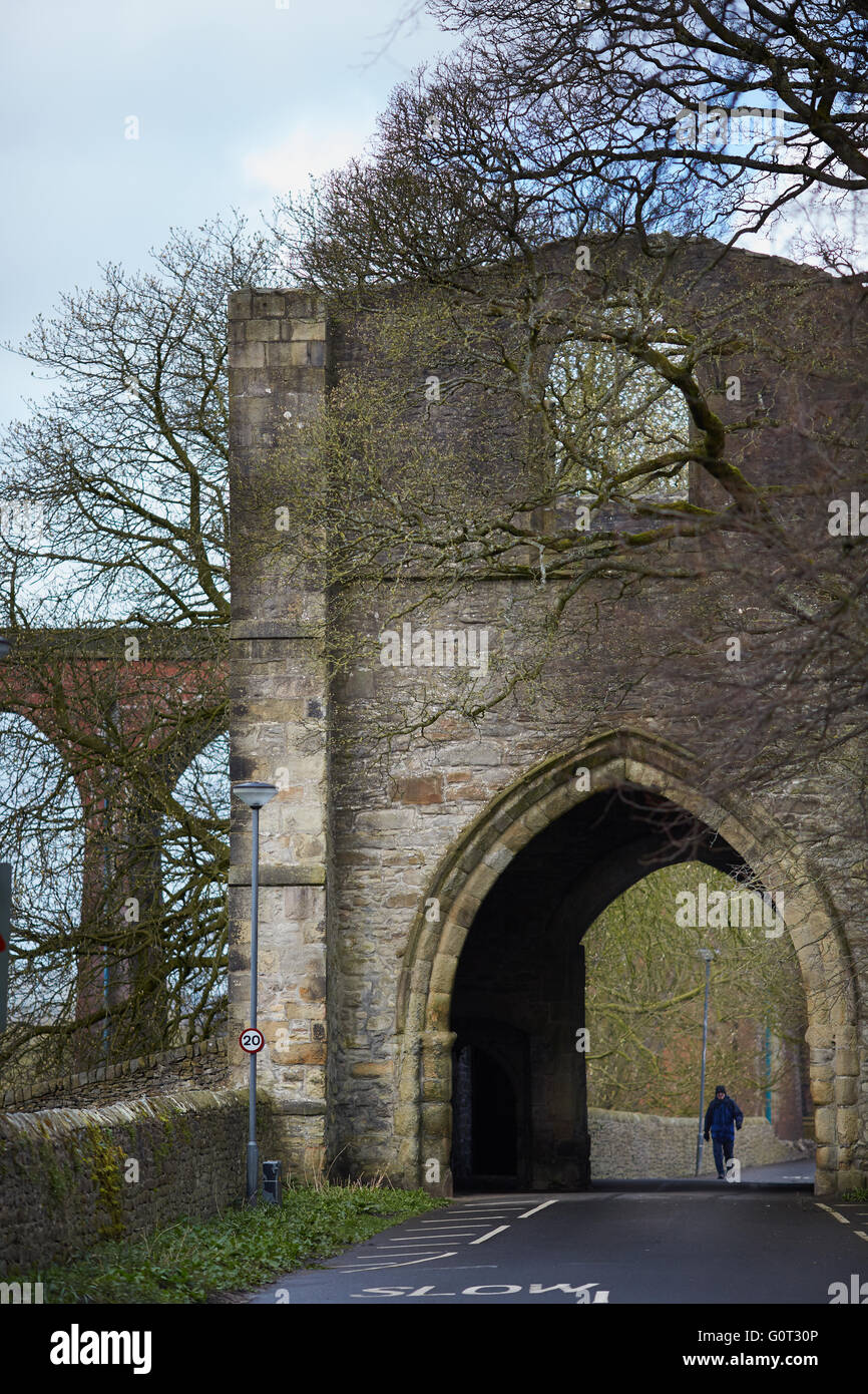 Whalley un grande villaggio in Ribble Valley sulle rive del fiume Calder nel Lancashire. Whalley rovine Gateway drive arcata ca Foto Stock