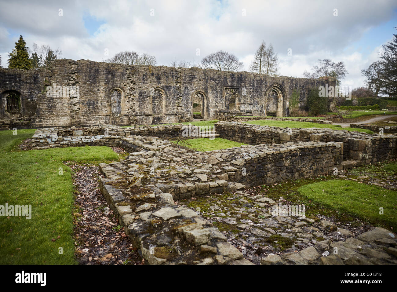 Whalley un grande villaggio in Ribble Valley sulle rive del fiume Calder nel Lancashire. Il villaggio ha le rovine di Whalley un Foto Stock