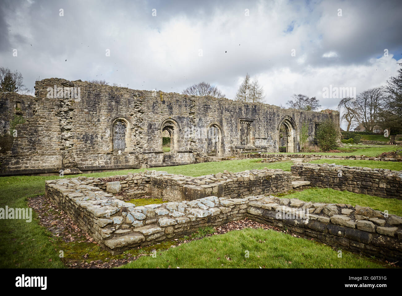 Whalley un grande villaggio in Ribble Valley sulle rive del fiume Calder nel Lancashire. Il villaggio ha le rovine di Whalley un Foto Stock