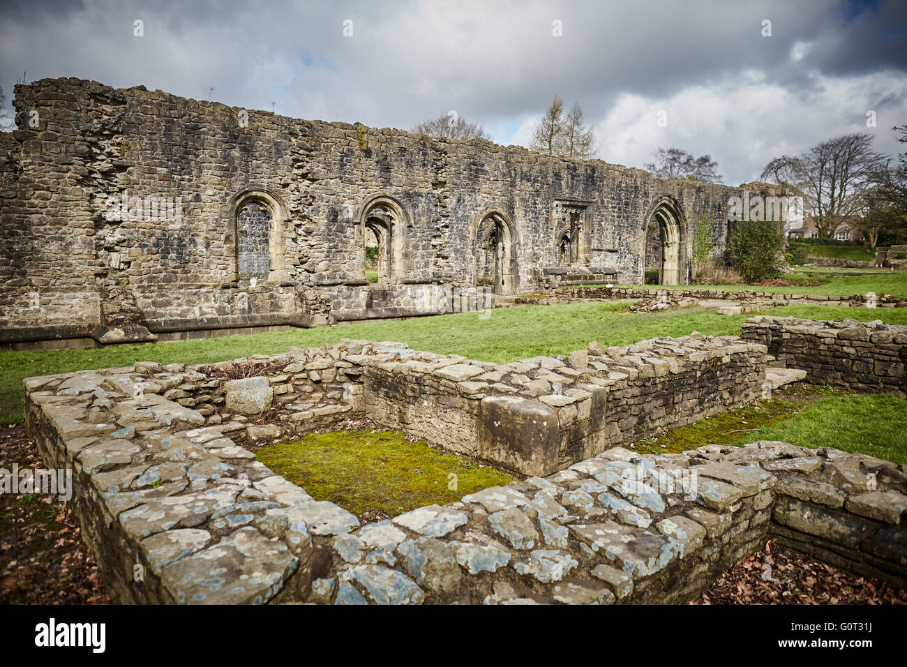 Whalley un grande villaggio in Ribble Valley sulle rive del fiume Calder nel Lancashire. Il villaggio ha le rovine di Whalley un Foto Stock