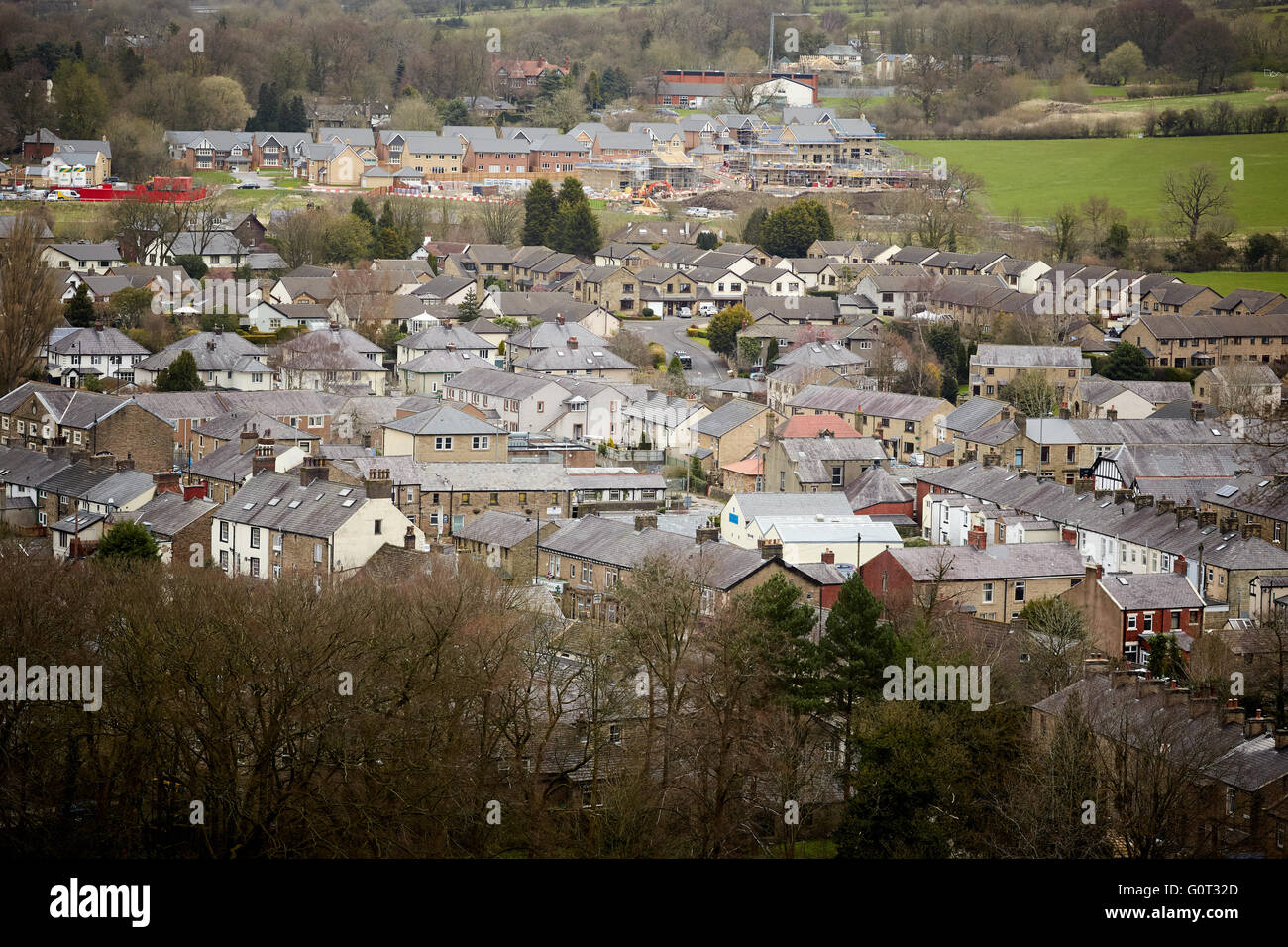 Whalley un grande villaggio in Ribble Valley sulle rive del fiume Calder nel Lancashire. Il villaggio dall'alto punto di vista elevato Foto Stock