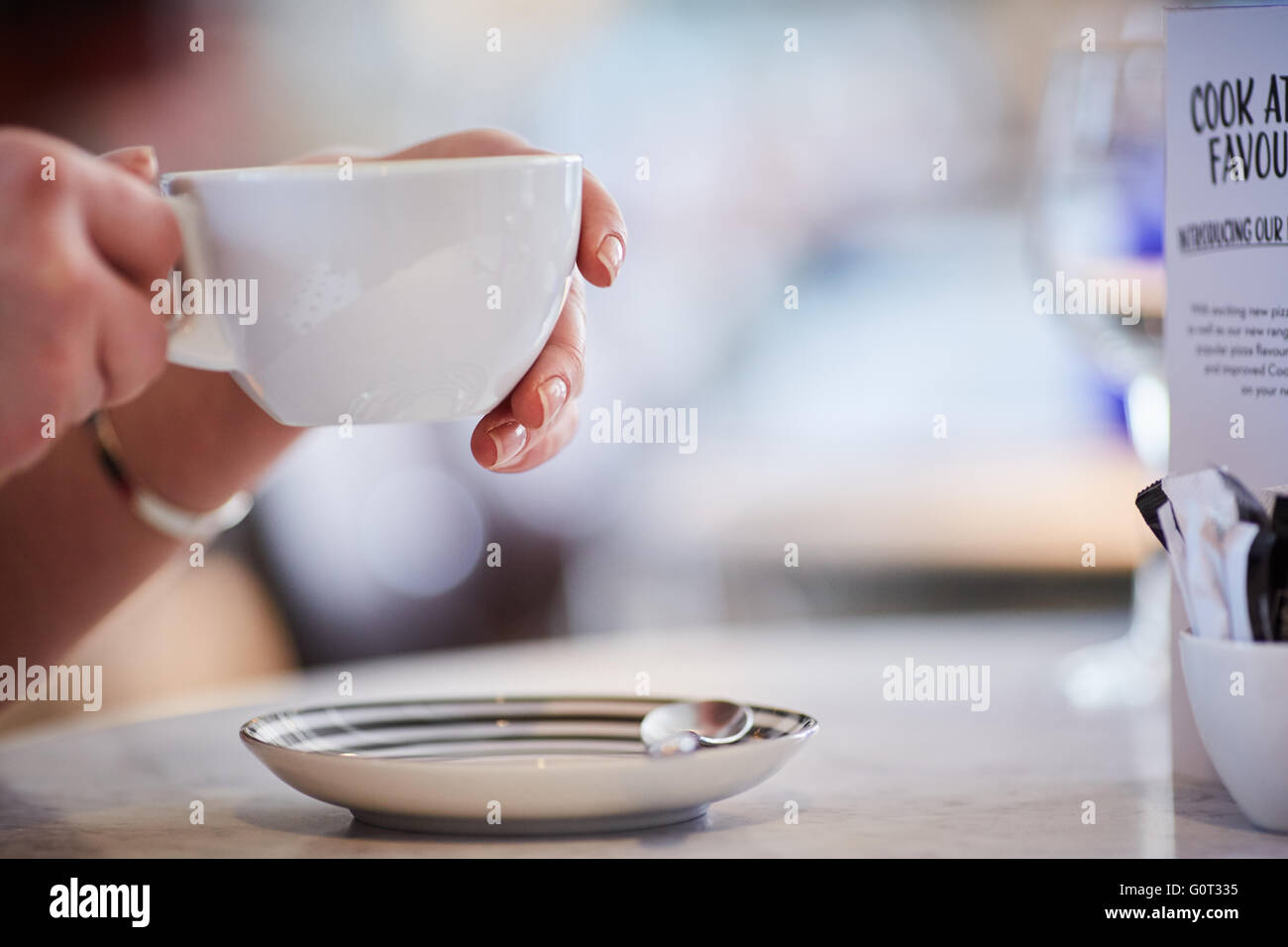 Coffee shop bicchiere mano azienda grande caffè tè bevanda calda cina bianco mug piattino copyspace tempo di pausa Foto Stock