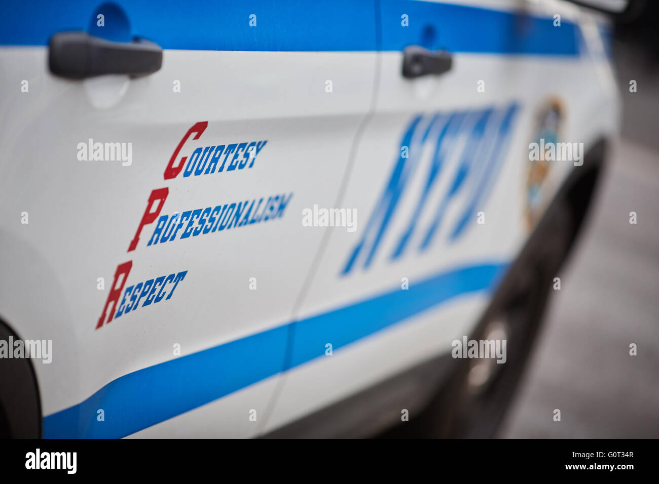 New York Times Square broadway NYPD cortese professionalità rispetto auto suv close up blu bianco funzionario di polizia pcso p.c.s.o. Foto Stock