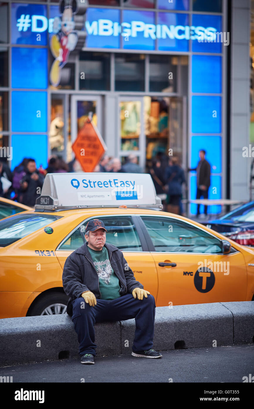 New York Times Square broadway uomo dorme pausa di riposo in strada non poveri povertà di denaro che scorrono giù privato negativo sporco coun Foto Stock