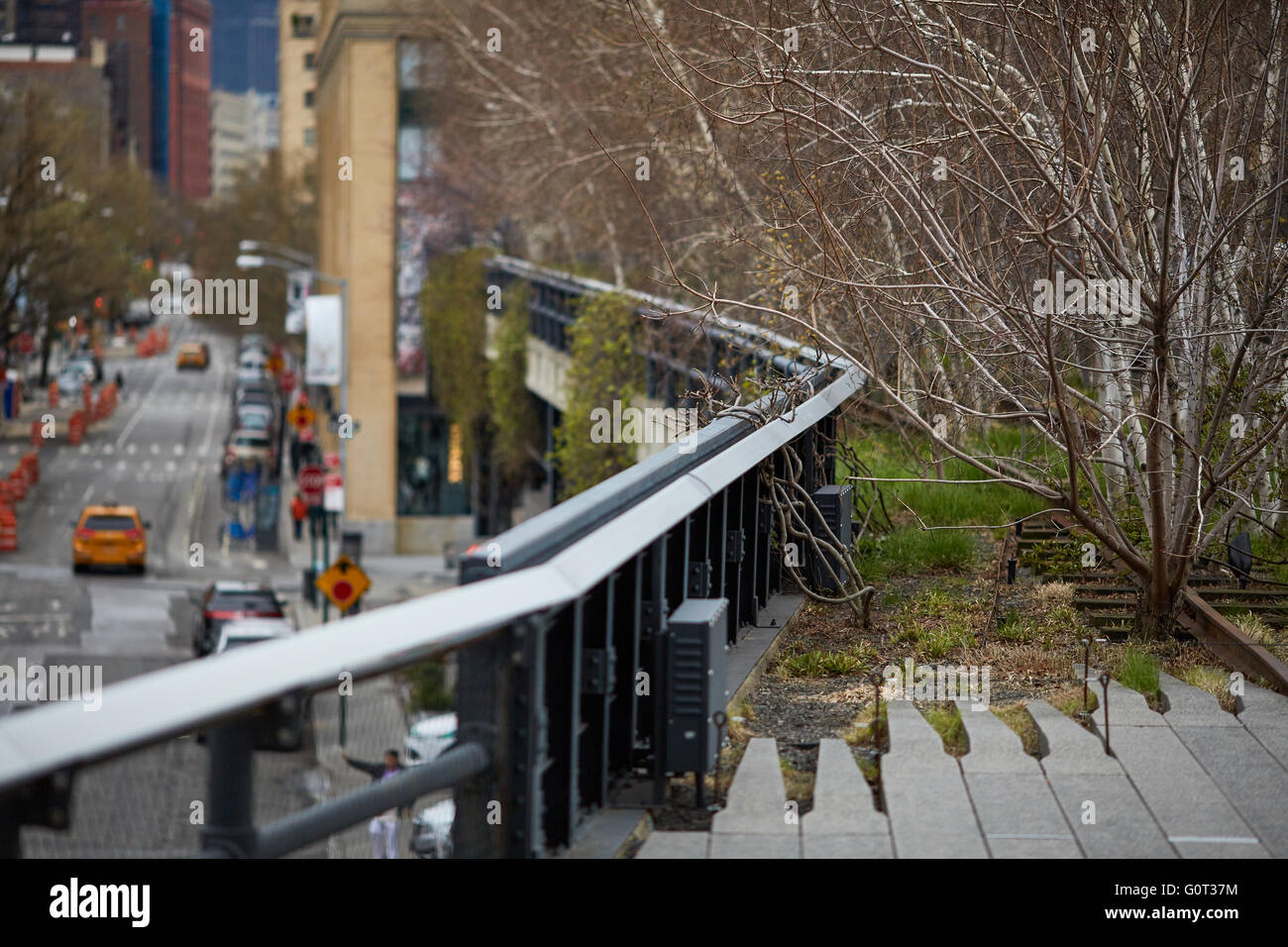 New york mostra street al di sotto della linea alta (noto anche come la linea alta Park è un parco lineare costruita in Manhattan su una eleva Foto Stock