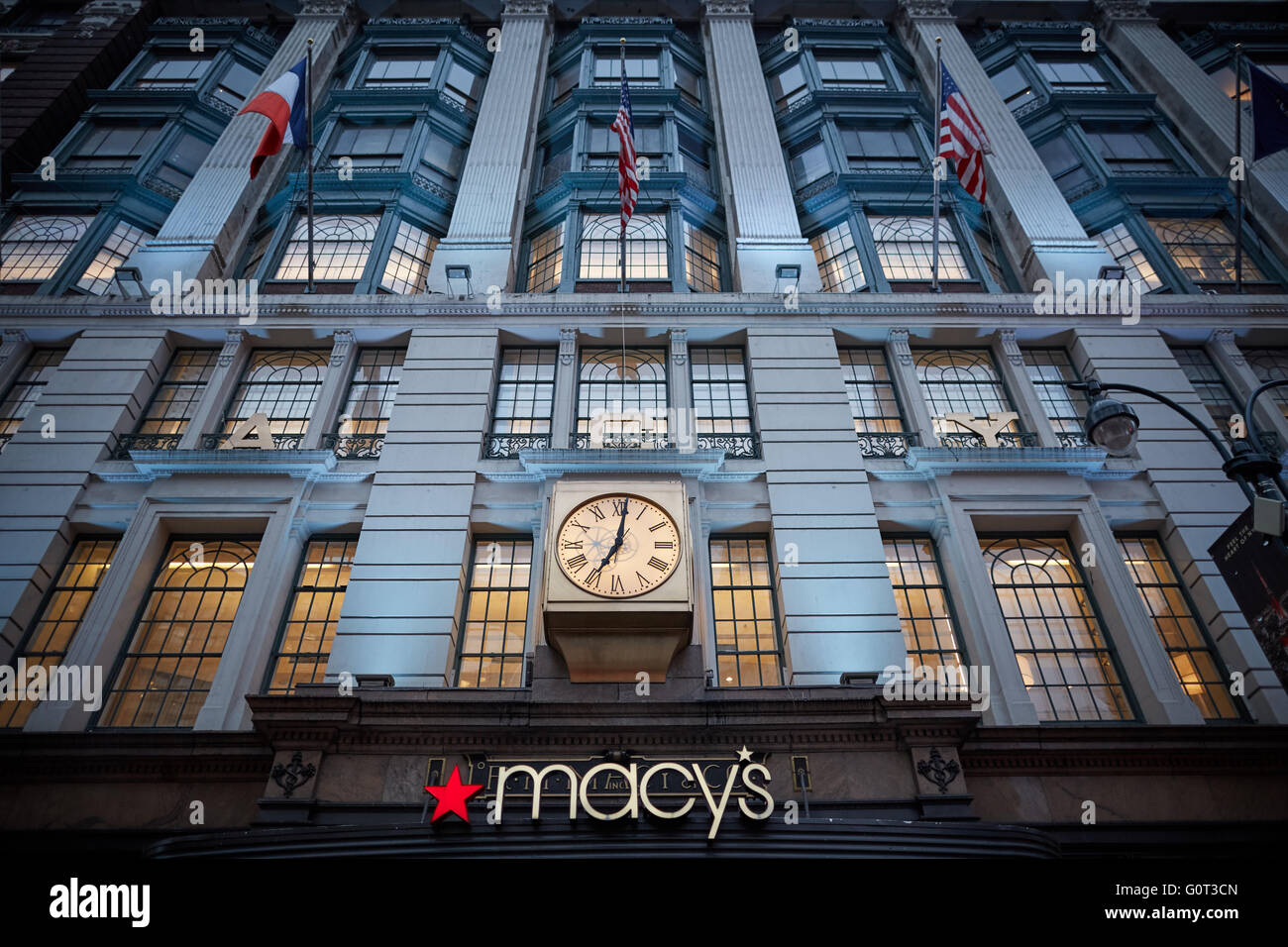 New york Macy's clock esterno sulla costruzione di fronte a Macy's Herald Square, originariamente noto come R. H. Macy e Company Store, ho Foto Stock