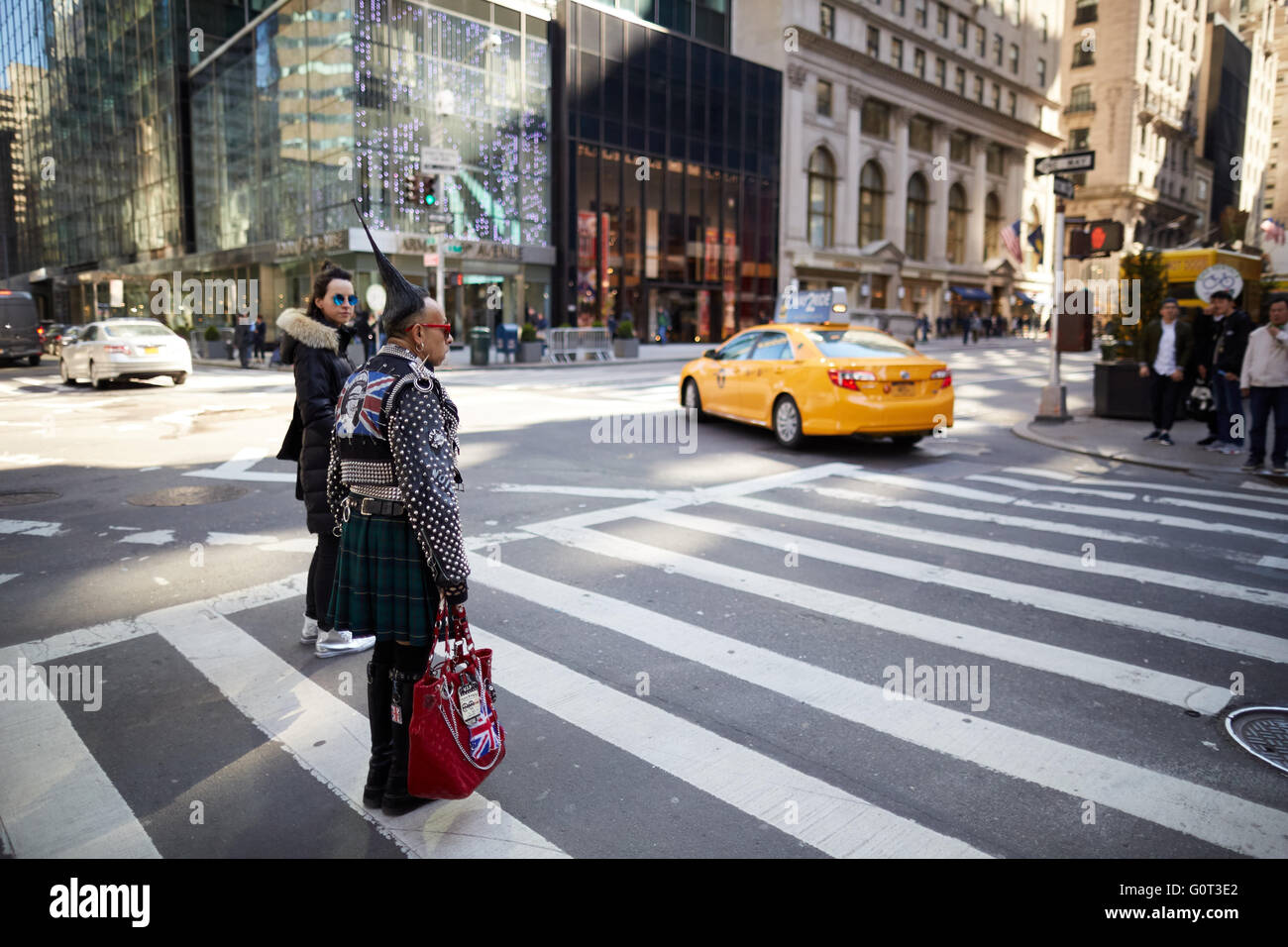 New york punk senior citizen anziani anziani pensionati o.a.p. medio coppia vecchiaia invecchiamento pensione età pensionabile pensionati retir Foto Stock