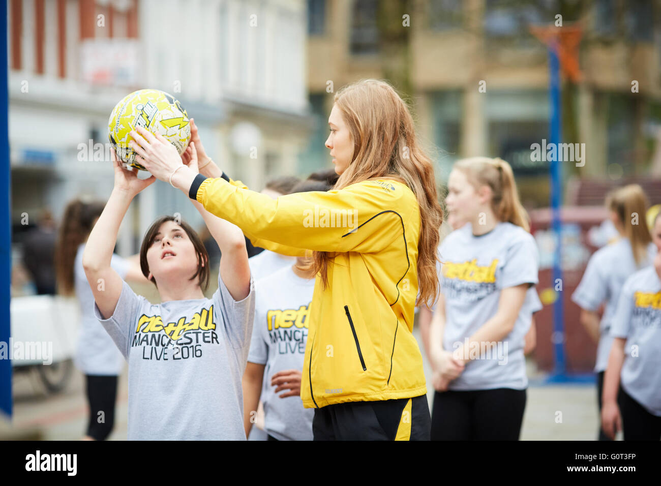 Netball Manchester vivono nel centro della città di Manchester. Helen Housby masterclass in St Ann's Square Sporting Sport salute sano Foto Stock