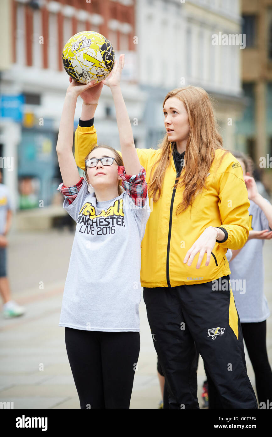 Netball Manchester vivono nel centro della città di Manchester. Helen Housby masterclass in St Ann's Square Sporting Sport salute sano Foto Stock