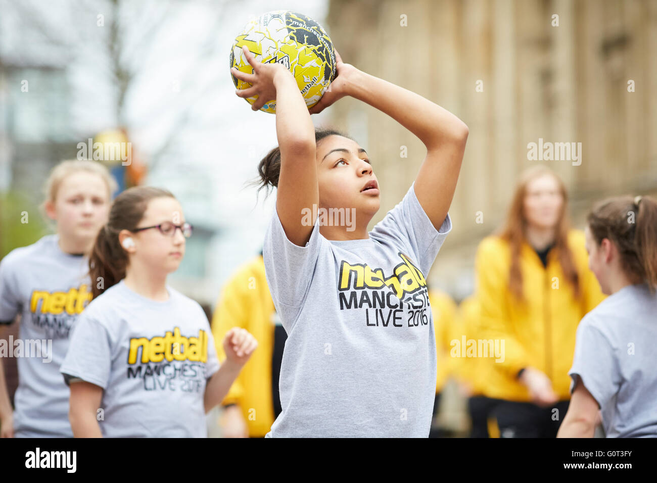 Netball Manchester vivono nel centro della città di Manchester. Helen Housby masterclass in St Ann's Square Sporting Sport salute sano Foto Stock