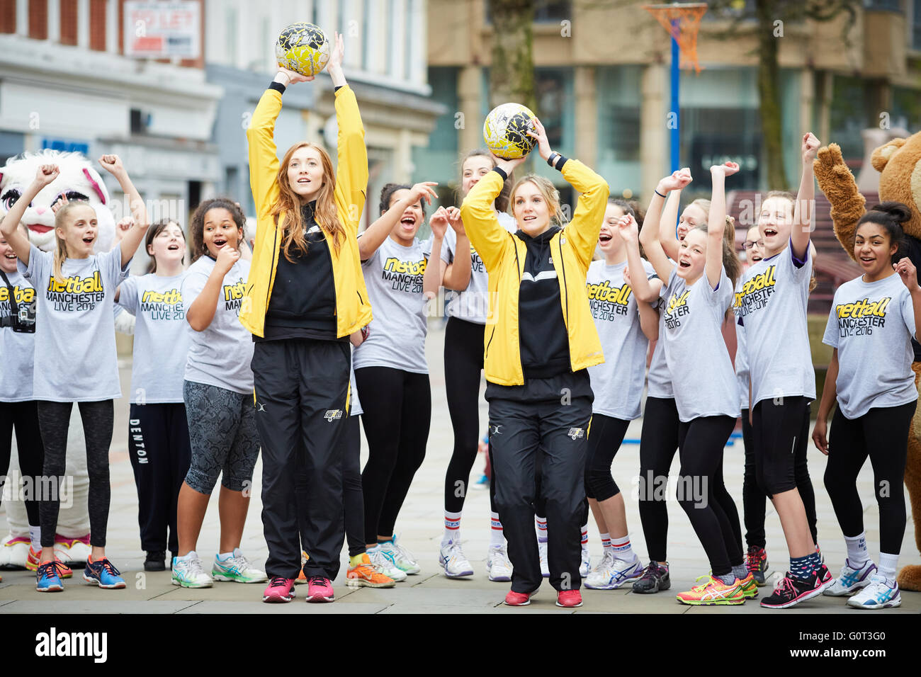 Netball Manchester vivono nel centro della città di Manchester. Helen Housby e Nat Haythornthwaite masterclass in St Ann's Square Sporting Foto Stock