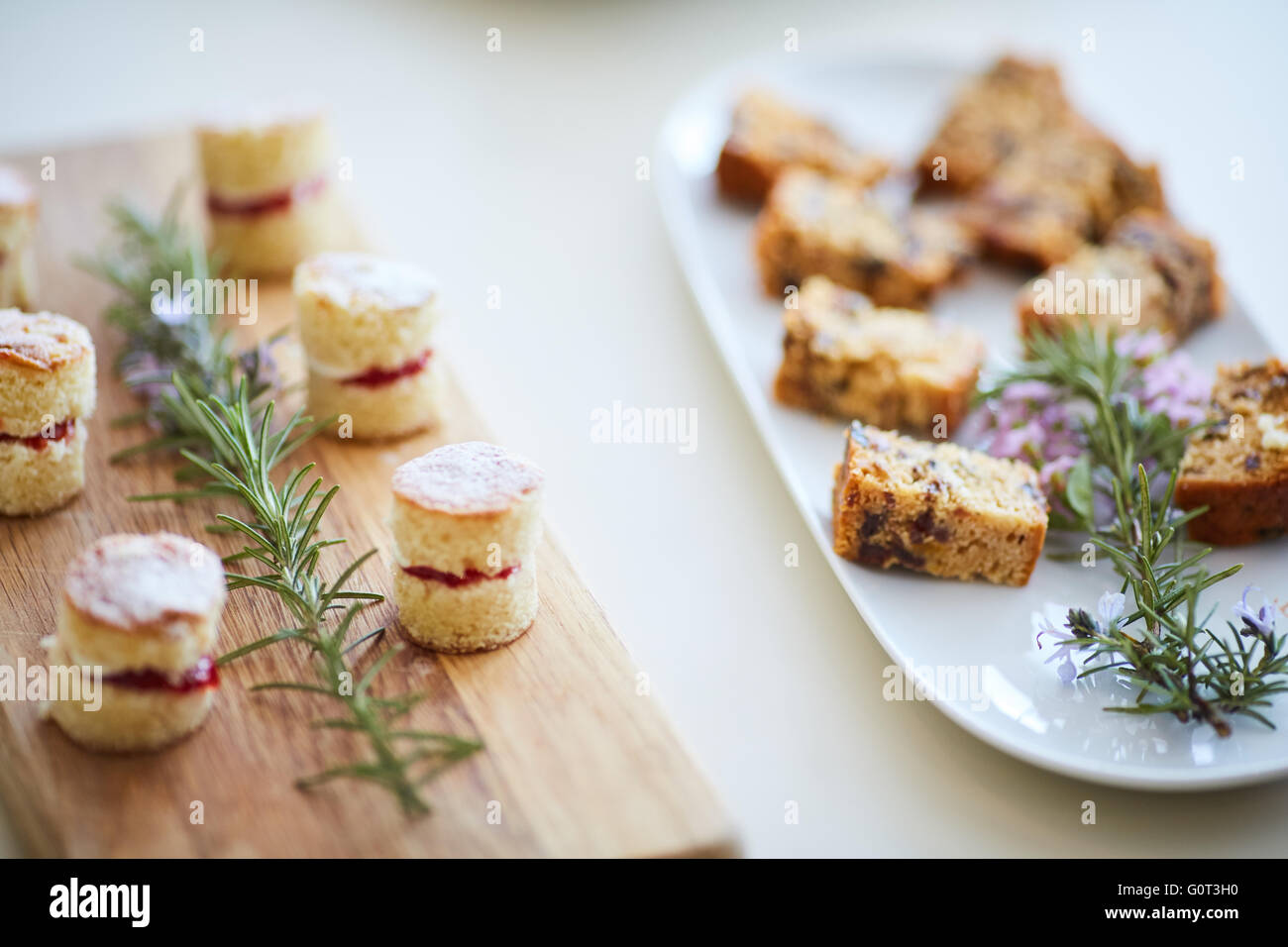 Campioni di partito ofsweek torta cibo a buffet su vassoi professional Foto Stock