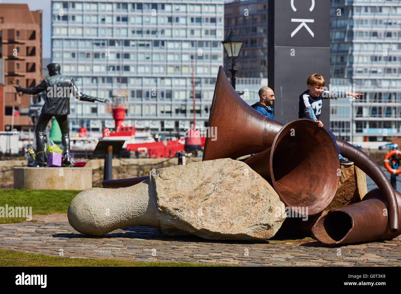 Liverpool Albert Dock arte pubblica scultura l'Albert Dock è un complesso di edifici del dock e i magazzini di Liverpool, in Inghilterra Foto Stock