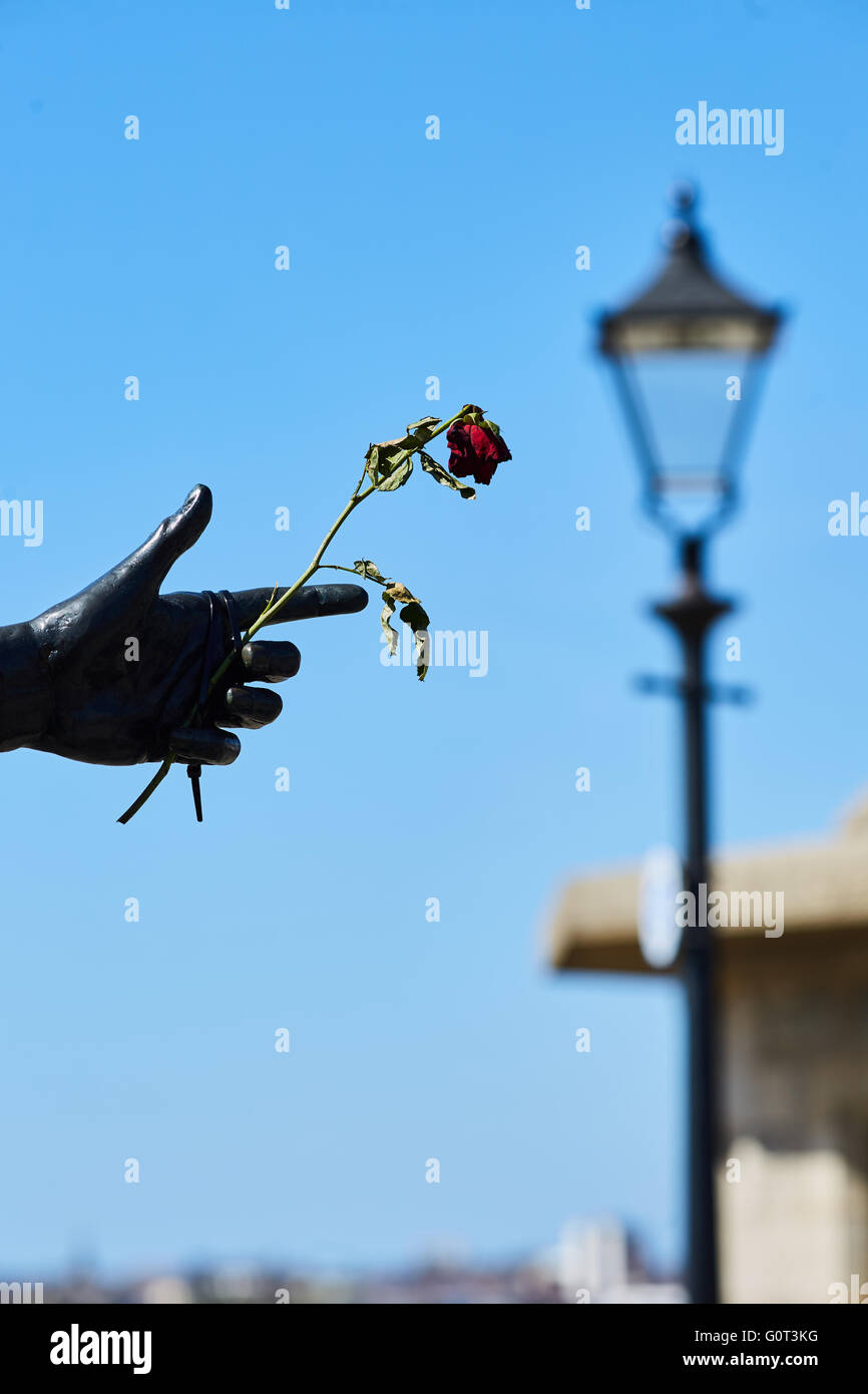 Liverpool albert Billy Fury statua Ronald William Wycherley meglio conosciuto per la sua fase di nome Billy Fury detiene un single rose pl Foto Stock