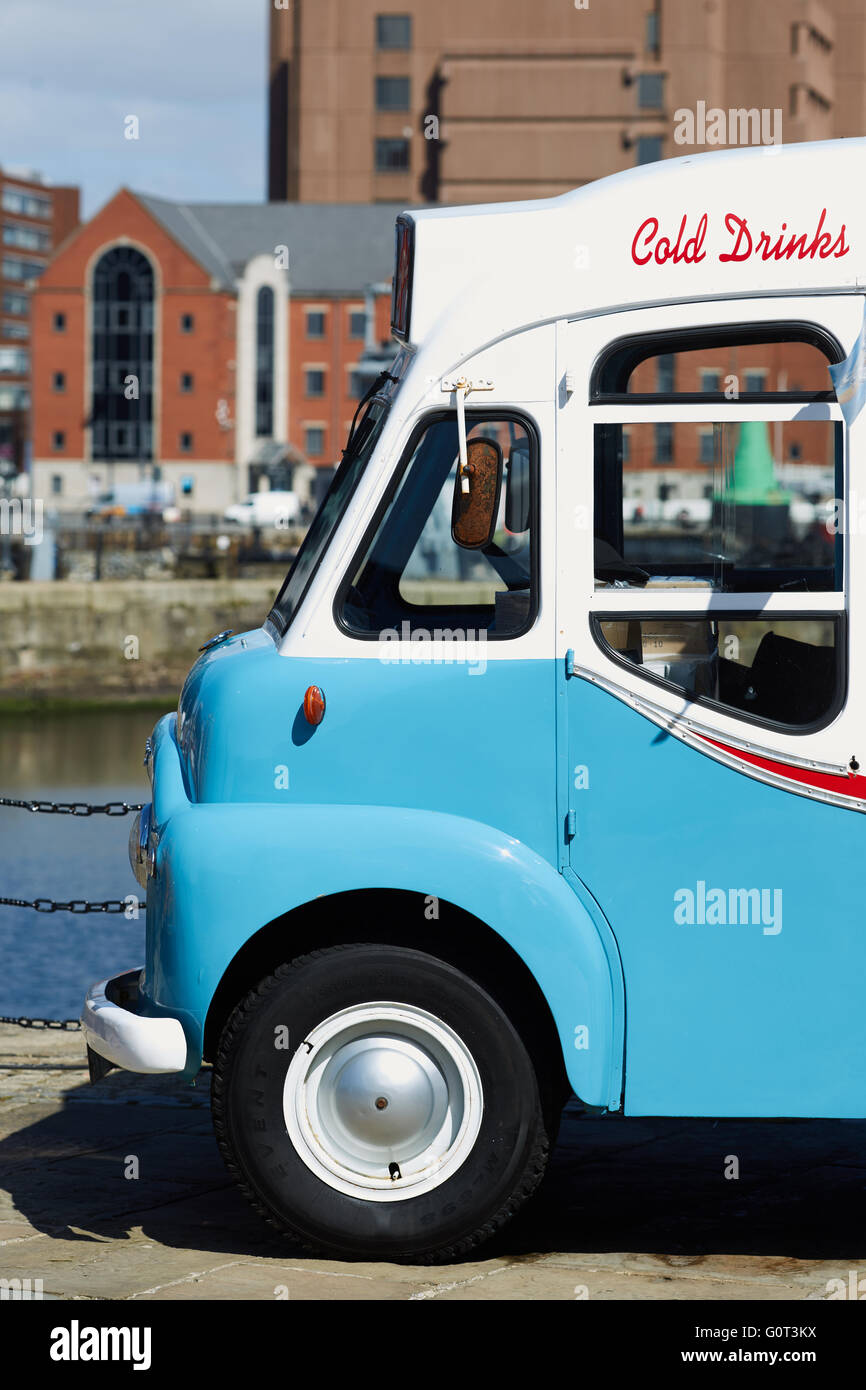Liverpool Albert docks vintage icecream van cono gelato classico Mr Whippy Ice Cream Van Commer BF produttore britannico di c Foto Stock