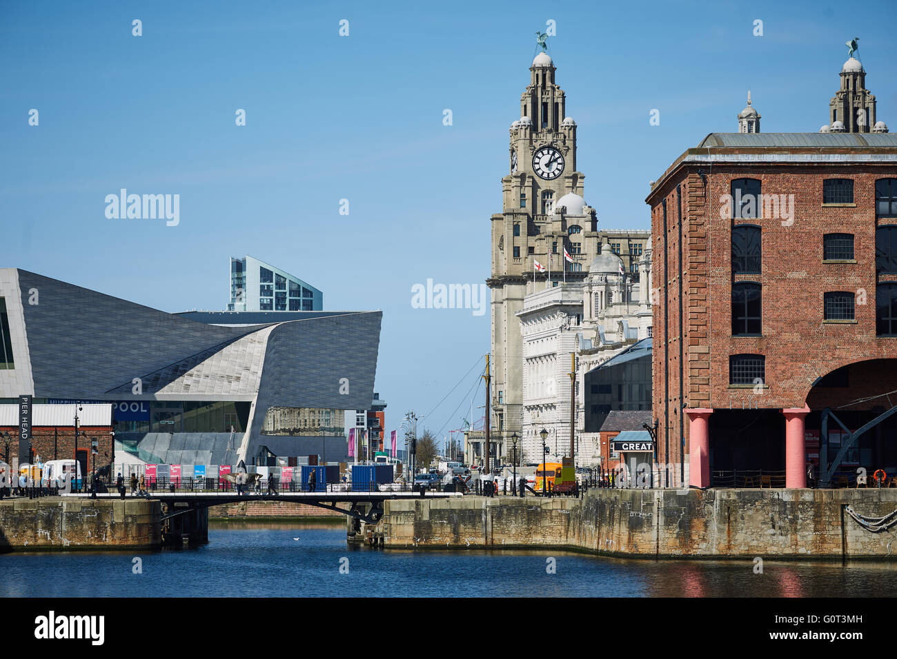 Liverpool Albert Dock edifici Liver Building Il Royal Liver Building è un grado che ho elencato la costruzione di Liverpool, in Inghilterra. Ho Foto Stock