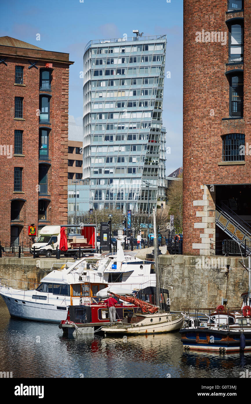 Liverpool Albert Dock edifici esterno l'Albert Dock è un complesso di edifici di dock e magazzini incorniciata da un moderno apa Foto Stock