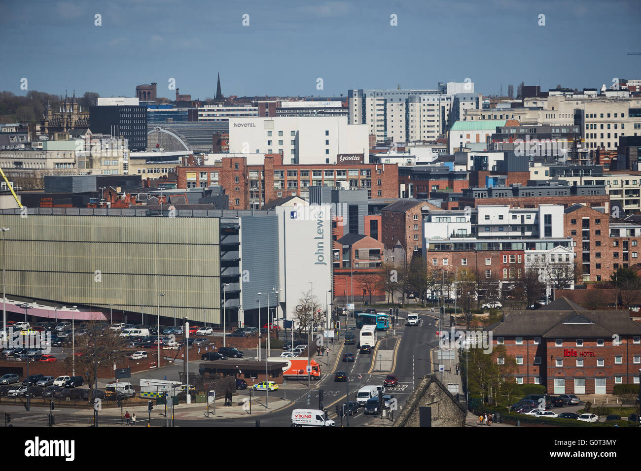 Liverpool One John Lewis building city scape cityscape street view skyline dettagliata scena occupato dal centro città i negozi della città di office Foto Stock