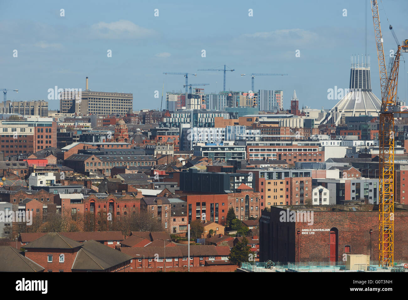 Il centro di Liverpool skyline misti e moderno edificio adibito a magazzino che compongono il centro città di Liverpool Cathedral è la Churc Foto Stock