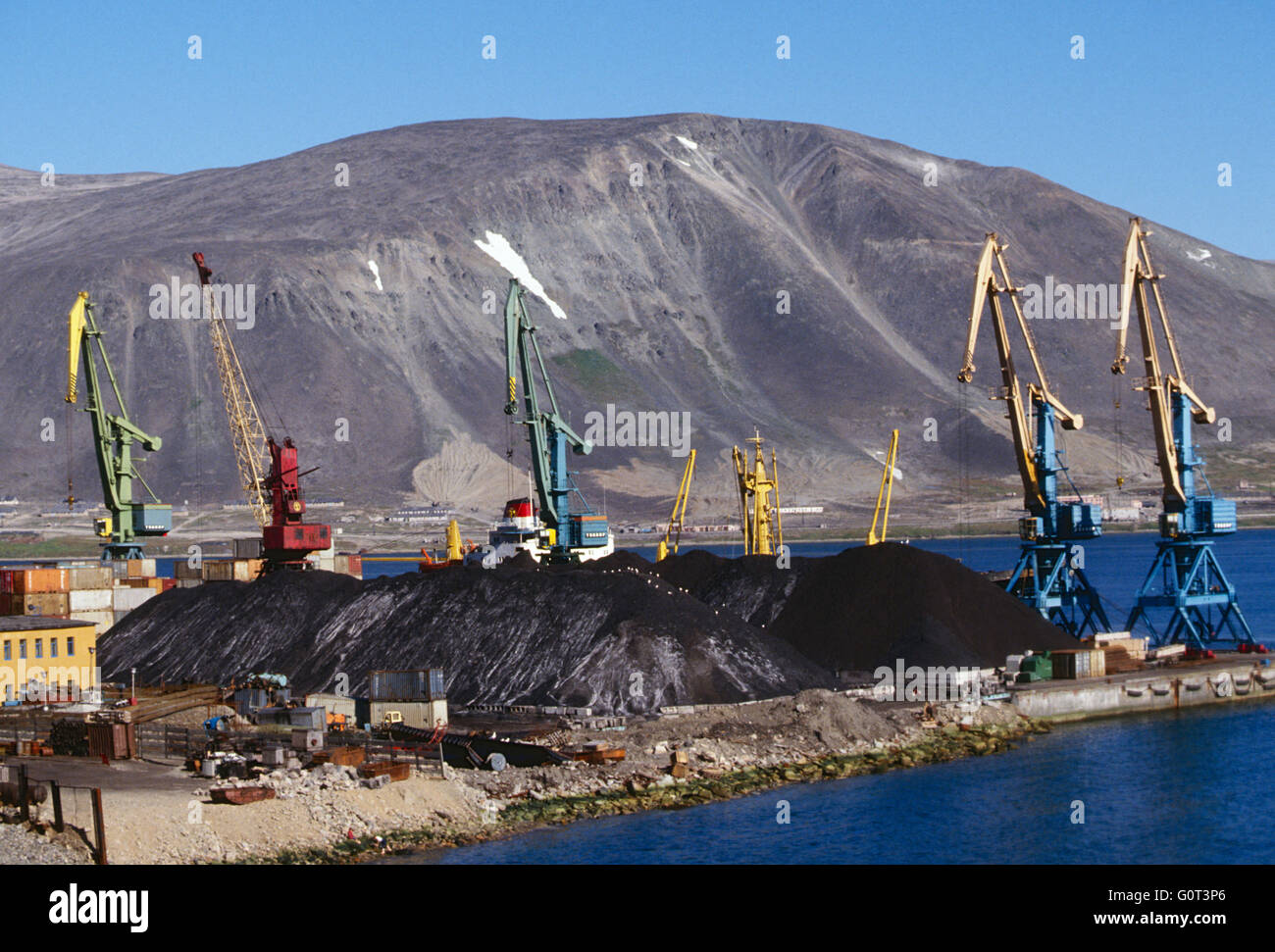 Vista della città Provideniya harbor & deposito di carbone; Magadan Regione; Siberia; Federazione russa; ex URSS Unione Sovietica Foto Stock
