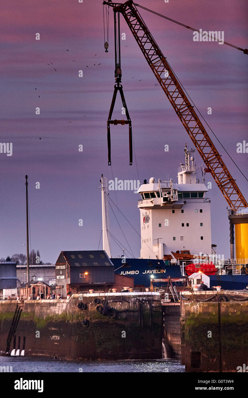 Birkenhead docks sul fiume Mersey banche sunrise tramonto mattina a bassa luce del tramonto di notte dawn Foto Stock