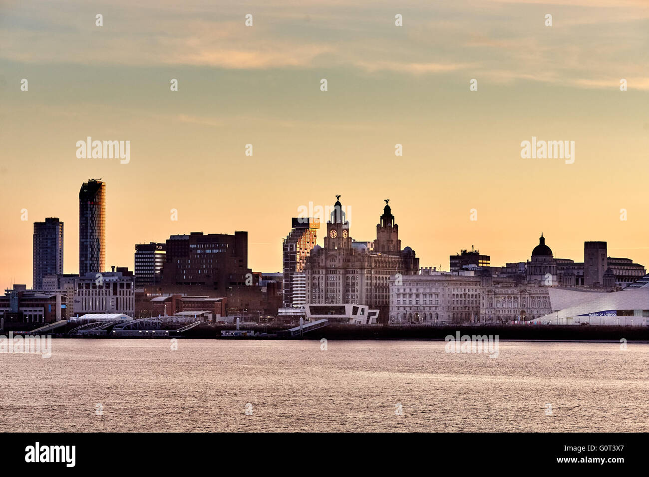 Da ovest galleggiante Merseyside Liverpool docks birkenhead liverpool skyline con il Liver Building fronti sul fiume Mersey c Foto Stock