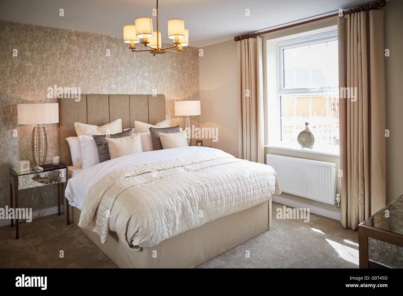 Visualizza home interno camera da letto principale crema adulti magnolia spazio calmo Suburban suburbia sobborghi villaggio città comunità locali dis Foto Stock