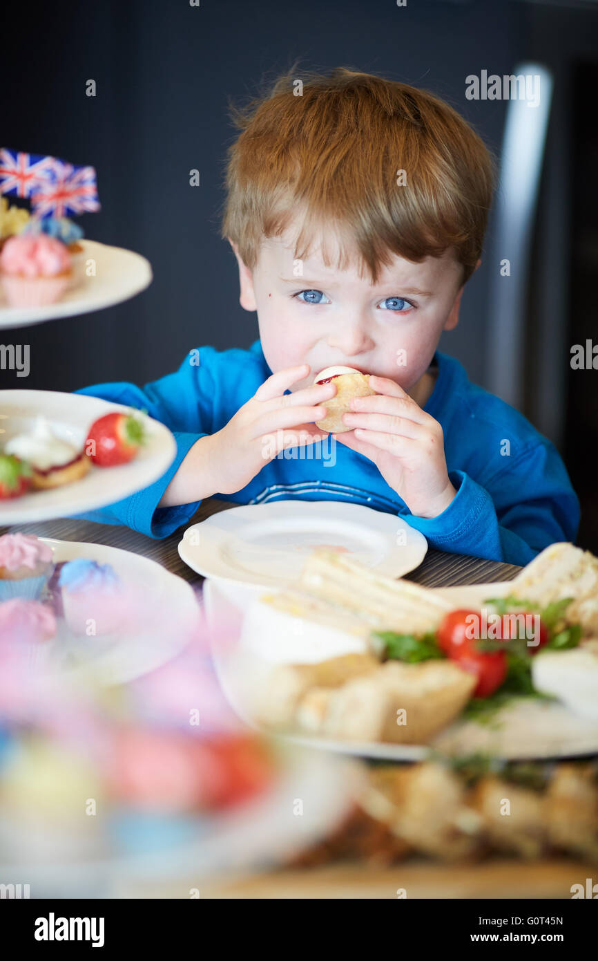 Ragazzo con torte dolci tentati uomo uomini maschio il suo di lui egli lads ragazzi giovani ragazzi giovani bambini bambino bimbi adolescen Foto Stock