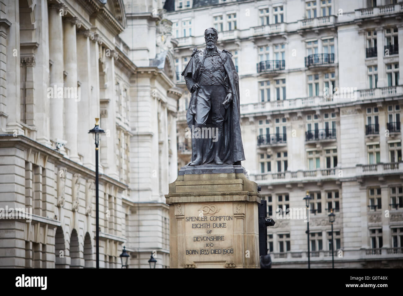 La statua del duca di Devonshire, Whitehall è Il Grade ii Listed outdoor scultura in bronzo del leader dei tre British pol Foto Stock
