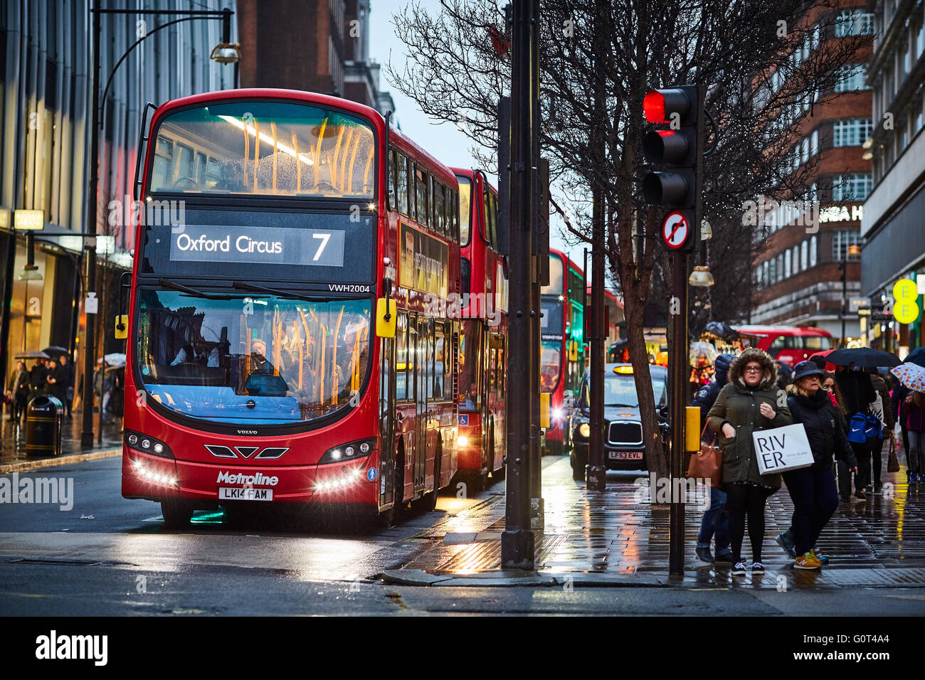 Oxford Street Trasporti Trasporti transporter trasportati in viaggio ottenendo circa da andando su pendolarismo di " commuters " commuters " Foto Stock