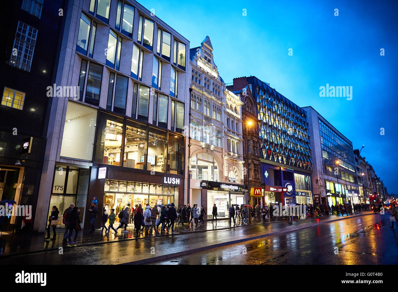 Di notte scura sera Oxford Street Londra Architetti futuri sistemi hanno completato la facciata di un edificio di aspetto moderno refu Foto Stock