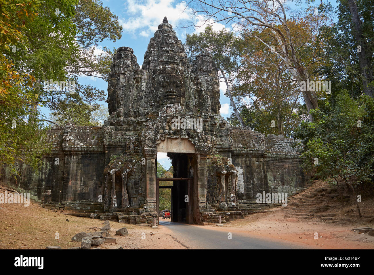 Porta Vittoria, Angkor Thom (XII secolo complesso tempio), Angkor Sito Patrimonio Mondiale, Siem Reap, Cambogia Foto Stock