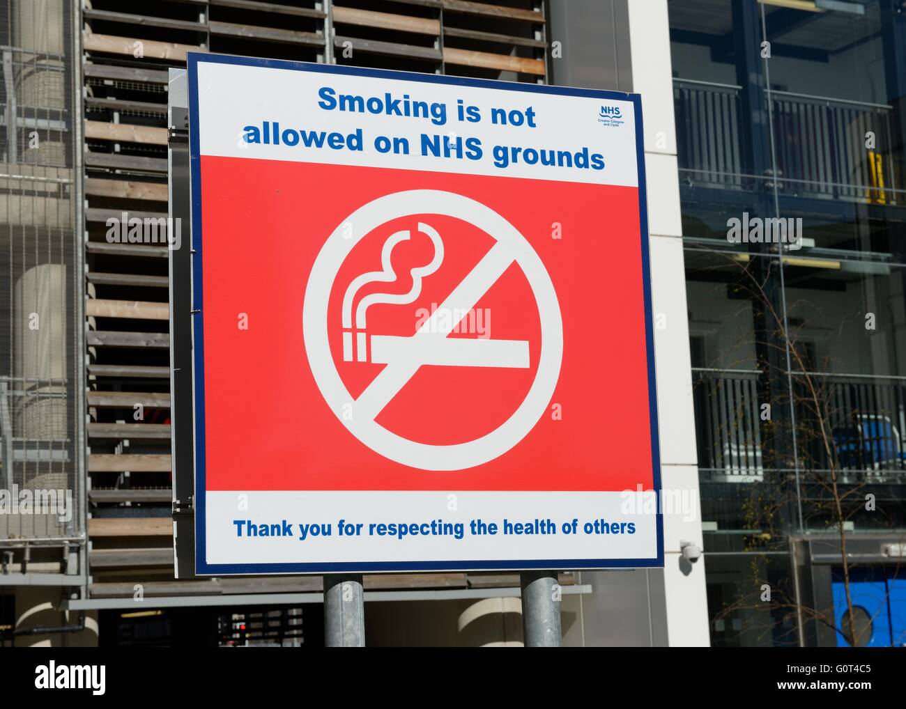 Grandi "Vietato Fumare" segno nella motivazione di un ospedale a Glasgow, Scotland, Regno Unito. Foto Stock