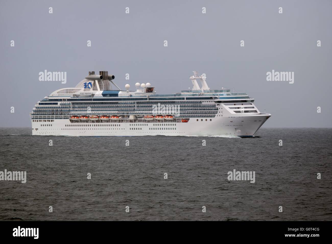 Il Coral Princess nave di crociera vela il passaggio interno nell'oceano pacifico Foto Stock