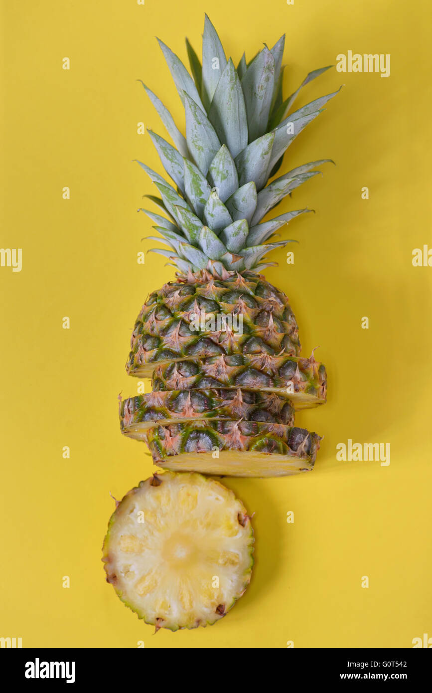 Fette di ananas isolato su sfondo giallo Foto Stock