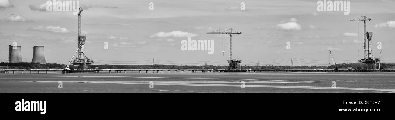 Nuovo mersey incrocio sotto costruzione con fiddlers ferry stazione di poteri in background Foto Stock